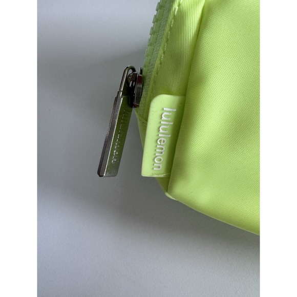 New Lululemon Everywhere Belt Bag Neon Adjustable Strap FZAP NWT - Picture 3 of 9